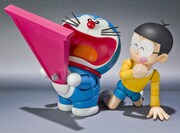 「ROBOT魂 ドラえもん」と「S.H.Figuarts 野比のび太」を組み合わせた様子。(C)藤子プロ・小学館・テレビ朝日・シンエイ・ADK