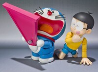 「ROBOT魂 ドラえもん」と「S.H.Figuarts 野比のび太」を組み合わせた様子。(C)藤子プロ・小学館・テレビ朝日・シンエイ・ADK