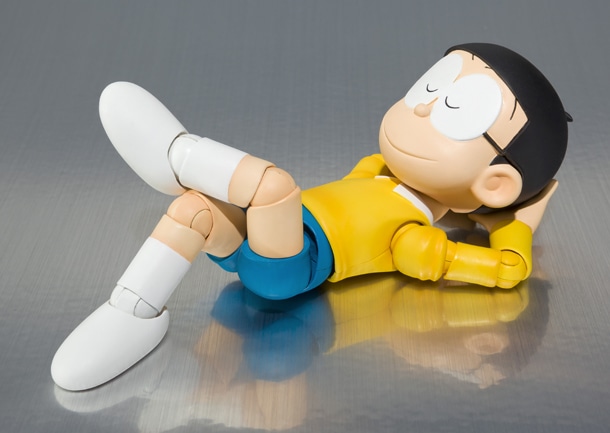 「S.H.Figuarts 野比のび太」に昼寝ポーズを取らせた様子。足組みなど複雑な姿勢も自然に再現できる。(C)藤子プロ・小学館・テレビ朝日・シンエイ・ADK