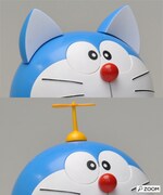 「ROBOT魂 ドラえもん」に「タケコプター」と「耳」をセットした様子。(C)藤子プロ・小学館・テレビ朝日・シンエイ・ADK