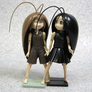 2体を並べた様子。左が「ちゃば」で右が「ごきチャ」だ。(C)るい・たまち