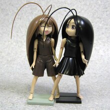 2体を並べた様子。左が「ちゃば」で右が「ごきチャ」だ。(C)るい・たまち