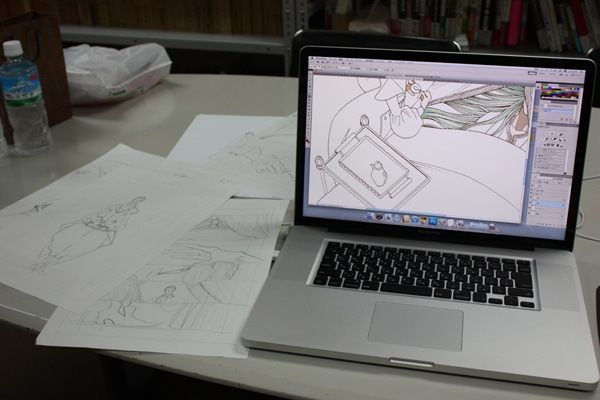 明日美子が着彩に使用するMacBook Pro。