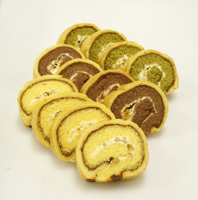 「あっくんのシューロール」はシュー皮をスポンジで包んだロールケーキ。プレーン、チョコレート、抹茶の3種類が用意されている。各300円。