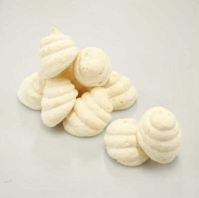 「やどかりメレンゲ・ココ」は、ヤドカリ風に見立てたメレンゲのお菓子。300円。