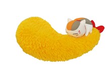 A賞「エビフライ食いつきクッション」。ふかふかのエビフライに食いつくニャンコ先生がラブリーなクッションだ。(C)緑川ゆき・白泉社／「夏目友人帳」製作委員会