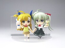 「ねんどろいど ぷち アインハルト・ストラトス＆アスティオン」と、別売りの「ねんどろいど ぷち・高町ヴィヴィオ」を繋げた様子。(C)都築真紀 (C)藤真拓哉／角川書店