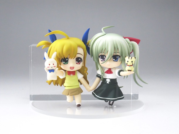 「ねんどろいど ぷち アインハルト・ストラトス＆アスティオン」と、別売りの「ねんどろいど ぷち・高町ヴィヴィオ」を繋げた様子。(C)都築真紀 (C)藤真拓哉／角川書店