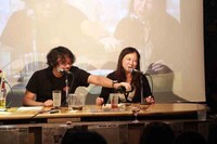 スピリッツ作品を痛烈に批判する西原にすかさずワインを注ぐ花沢。