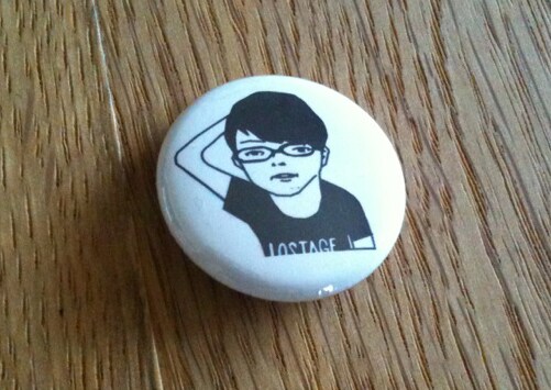 「ある時、突然ッ！モテキ展」で用意されている「五味アイコン“幸世バッヂ”」(c)2011映画『モテキ』製作委員会