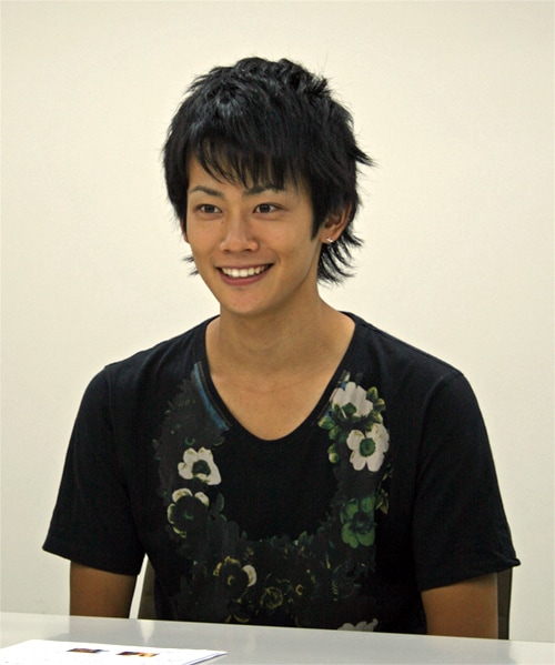 「となりの801ちゃん Love&Peace」で、新たにチベくんを演じた近江陽一郎。