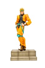 A賞のDIOフィギュア。階段状の台座から見下す目線にシビれる！あこがれるゥ！ (C)荒木飛呂彦＆LUCKY LAND COMMUNICATIONS/集英社