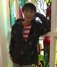 楳図かずお本人がパーカーを着用した様子。(C)楳図かずお