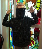 パーカーはフルジップのため、最後まで閉めると顔まですっぽり。(C)楳図かずお