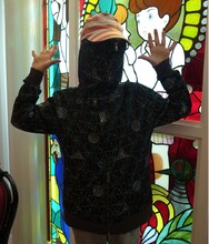 パーカーはフルジップのため、最後まで閉めると顔まですっぽり。(C)楳図かずお