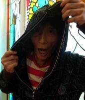 フードをかぶった様子。(C)楳図かずお