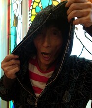 フードをかぶった様子。(C)楳図かずお