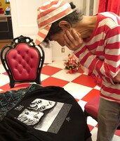 パーカーの仕上がりを確認する楳図。(C)楳図かずお