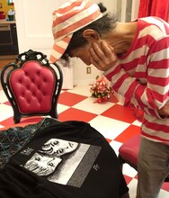 パーカーの仕上がりを確認する楳図。(C)楳図かずお