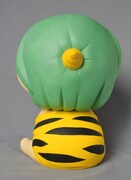 「ビッグソフビシリーズ Vol.1 うる星やつら テンちゃんソフビ」の後ろ姿。(C)高橋留美子/小学館