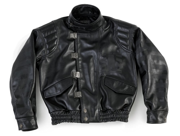 30周年モデルの「AKIRA KANEDA 30th Anniversary JACKET」。左胸の部分には、ジャケットと色を合わせた「A-PROJECT」のロゴがプリントされている。(C)1988 MASHROOM/AKIRA COMMITTE