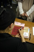 森薫のサイン風景。