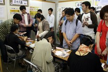 サイン会の様子。左から「乙嫁語り」の森薫、「兎の角」の睦月のぞみ、「乱と灰色の世界」の入江亜季。