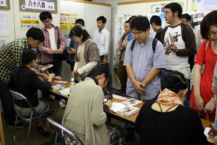 徳島駅前に人気マンガ家が集結 3誌合同サイン会開催中 コミックナタリー 徳島駅前に人気マンガ家が集結 3誌合同サイン会開催中 コミックナタリー