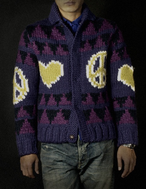 「“ LOVE & PEACE ” Cowichan sweater」Purple (C)Hirohiko Araki & LUCKY LAND COMMUNICATIONS / SHUEISHA