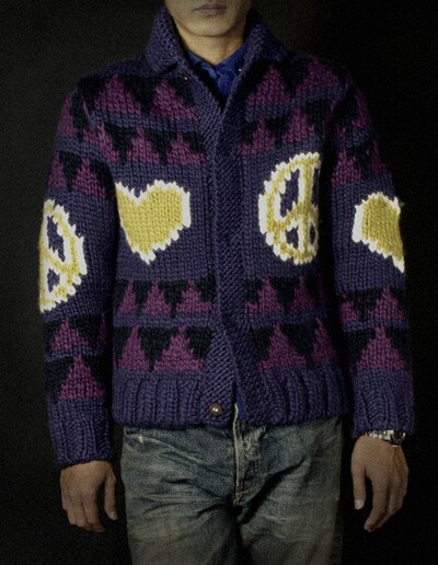 「“ LOVE & PEACE ” Cowichan sweater」Purple (C)Hirohiko Araki & LUCKY LAND COMMUNICATIONS / SHUEISHA