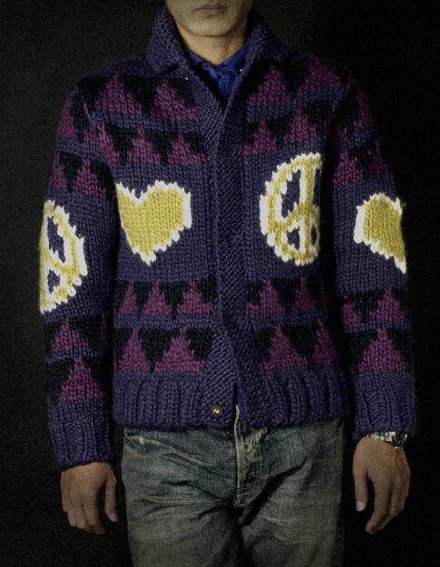 「“ LOVE & PEACE ” Cowichan sweater」Purple (C)Hirohiko Araki & LUCKY LAND COMMUNICATIONS / SHUEISHA
