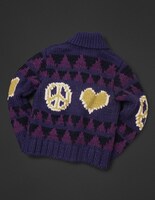 「“ LOVE & PEACE ” Cowichan sweater」Purple (C)Hirohiko Araki & LUCKY LAND COMMUNICATIONS / SHUEISHA