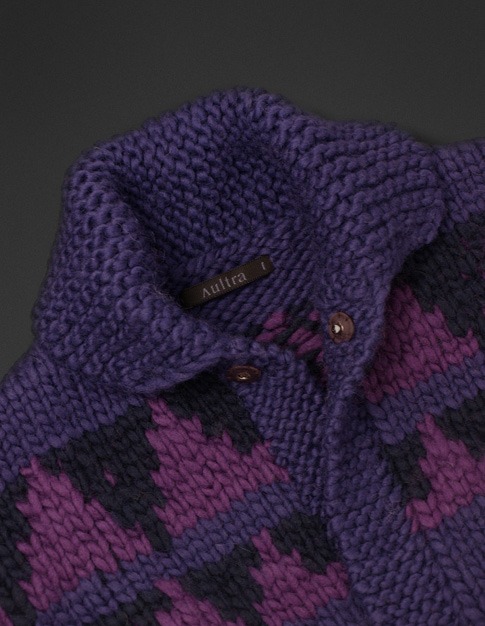 「“ LOVE & PEACE ” Cowichan sweater」Purple (C)Hirohiko Araki & LUCKY LAND COMMUNICATIONS / SHUEISHA