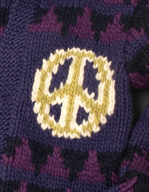 「“ LOVE & PEACE ” Cowichan sweater」Purple (C)Hirohiko Araki & LUCKY LAND COMMUNICATIONS / SHUEISHA