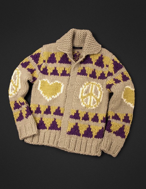 「“ LOVE & PEACE ” Cowichan sweater」Beige (C)Hirohiko Araki & LUCKY LAND COMMUNICATIONS / SHUEISHA