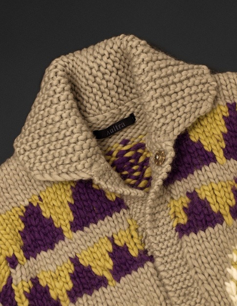 「“ LOVE & PEACE ” Cowichan sweater」Beige (C)Hirohiko Araki & LUCKY LAND COMMUNICATIONS / SHUEISHA