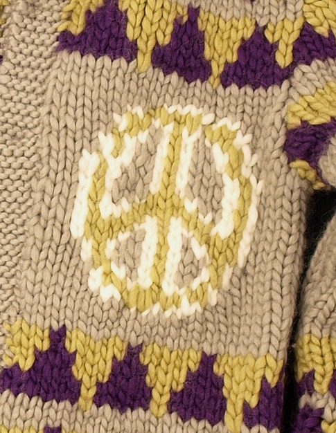 「“ LOVE & PEACE ” Cowichan sweater」Beige (C)Hirohiko Araki & LUCKY LAND COMMUNICATIONS / SHUEISHA