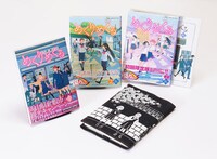 「めくりめくる」1、2巻と3巻初回限定版特典のデニム製ブックカバー。