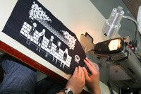 3巻初回限定版に付属するデニム製ブックカバーの製作風景。「桃太郎ジーンズ」の協力により、すべて手作業で作られる。