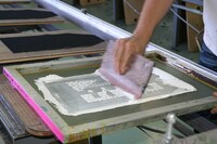 3巻初回限定版に付属するデニム製ブックカバーの製作風景。