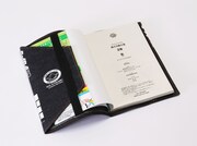 デニム製ブックカバーの使用例。