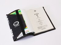 デニム製ブックカバーの使用例。