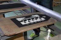 3巻初回限定版に付属するデニム製ブックカバーの製作風景。