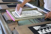 3巻初回限定版に付属するデニム製ブックカバーの製作風景。