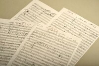 「すぎやまこういち氏・直筆楽譜」(C)2011 ARMOR PROJECT/BIRD STUDIO/SQUARE ENIX All Rights Reserved.