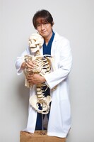 小乃東風役の谷原章介。