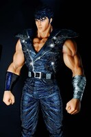 約50万個のスワロフスキーがあしらわれた等身大ケンシロウ（スワロフスキーver）。