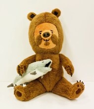 青空大地のイラストを再現した「ヒグさんぬいぐるみ」。ぬいぐるみ制作＝EUREKA