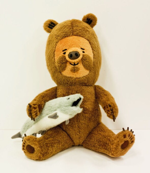 青空大地のイラストを再現した「ヒグさんぬいぐるみ」。ぬいぐるみ制作＝EUREKA