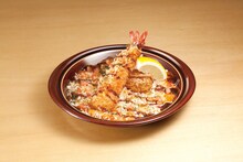 コラボメニュー「えびとかきのサクサクふらいドリア」。ちなみに、「けいおん！」原作者の名前はかきふらいだ。